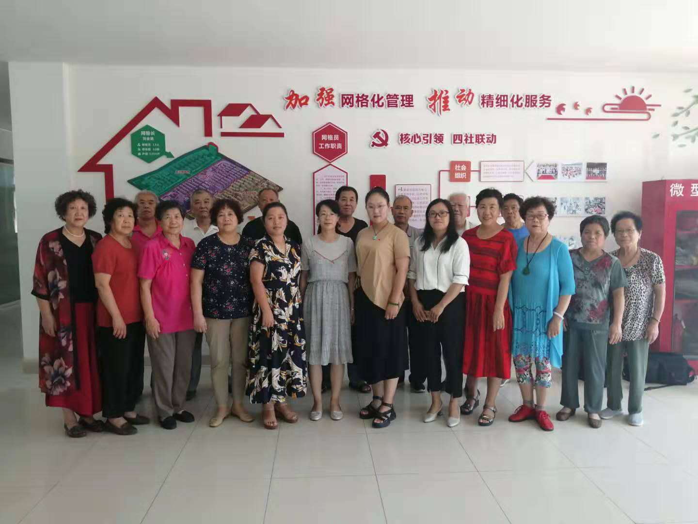 党员教师与社区党员合影